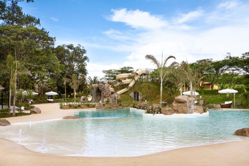 Área da piscina com toboágua ao fundo do Santa Clara Eco Resort, com estrutura completa para a família / Divulgação
