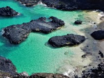 Águas azuis da Baia dos Porcos em Fernando de Noronha