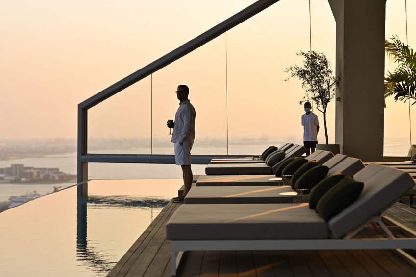 Situada a 200 m do chão, piscina dá a volta no andar e conta com espreguiçadeiras e lounge / Natelee Cocks