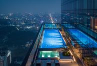 Piscina ao ar livre mais alta do mundo fica a 323 metros de altura na China