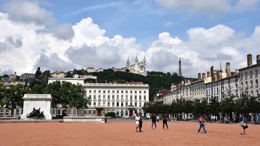 No centro da praça há uma estátua de bronze do Rei Luís XIV / Herbert Frank