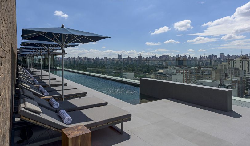 Área do Rooftop com piscina do novo Fasano Itaim / Daniel Pinheiro