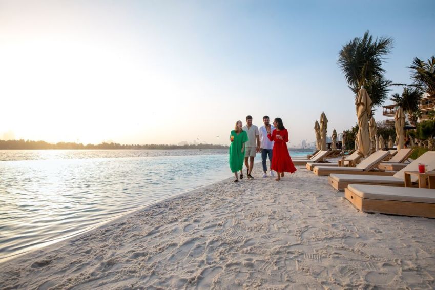 Piscina de borda infinita do Park Hyatt é verdadeira praia artificial com direito a espreguiçadeiras na areia / Divulgação