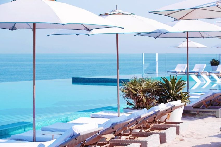 Terraço Burj Al Arab avança sobre o mar e possui duas piscinas e restaurante / Reprodução/Instagram