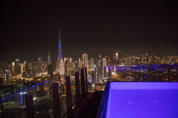 Piscina no rooftop do SLS Dubai fica a 325 metros do chão e tem vistas para o Burj Khalifa / Ryan Toubia