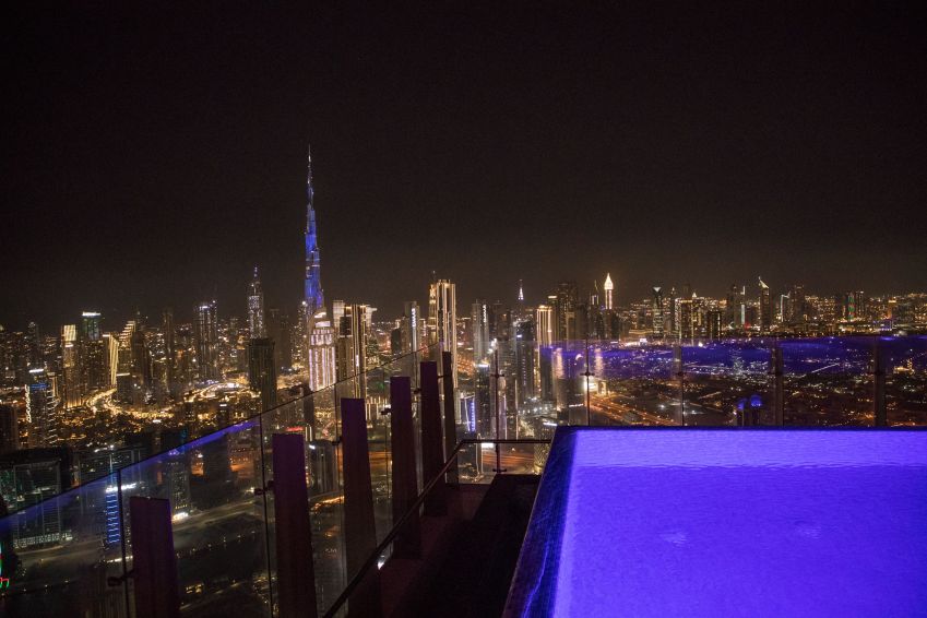 Piscina no rooftop do SLS Dubai fica a 325 metros do chão e tem vistas para o Burj Khalifa / Ryan Toubia