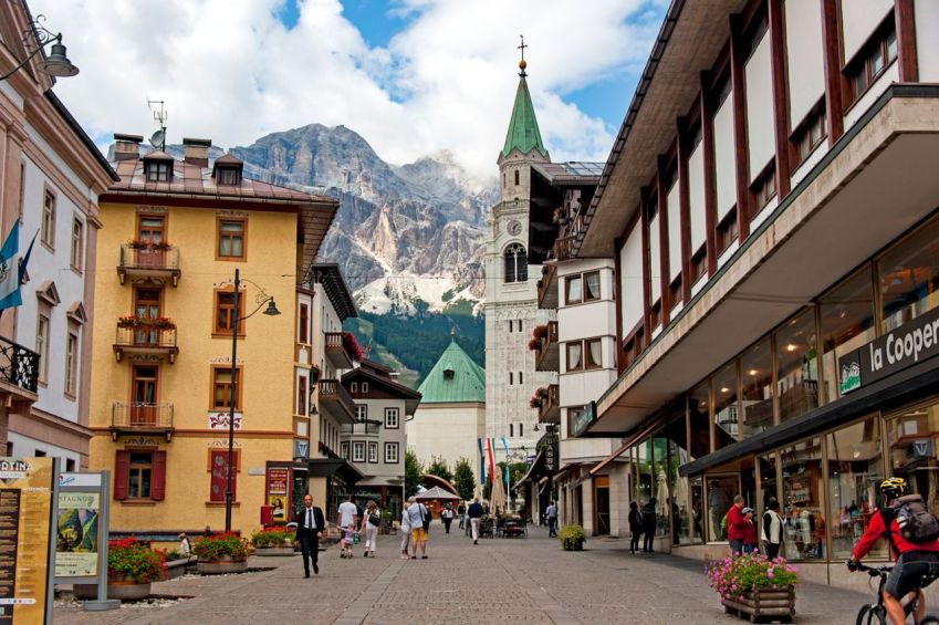 Um novo "trem de cruzeiro" levará os hóspedes para um fim de semana em Cortina d'Ampezzo, por exemplo / sphraner/iStock Editorial/Getty Images