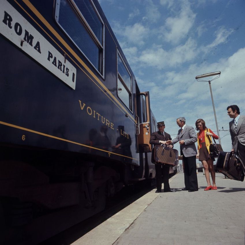 Os turistas aproveitam as férias nas ferrovias há décadas - como esses viajantes em 1971 / Lamberto Camirro/Archivio Gruppo/FS