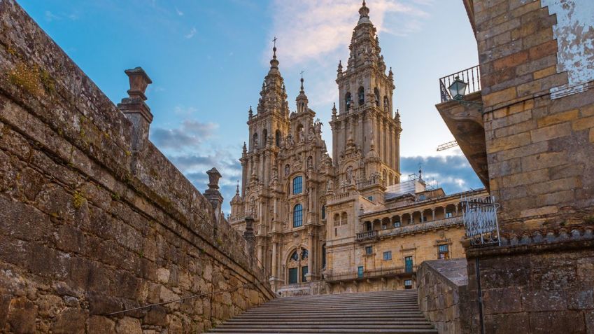 Muitos peregrinos do Caminho terminam a sua viagem na Catedral de Santiago de Compostela, na Galicia, Espanha / samael334/iStockphoto/Getty Images