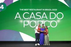 Janaína Torres Rueda e Jefferson Rueda no palco do Latin America&#039;s 50 Best Restaurants 2023