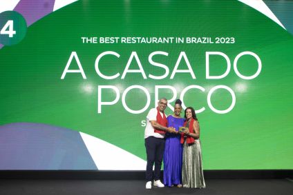 Janaína Torres Rueda e Jefferson Rueda no palco do Latin America&#039;s 50 Best Restaurants 2023