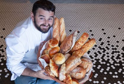Chef Guillaume Petitgas com cesta de pães da La Boulangerie