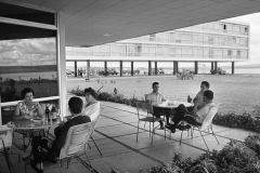 Pessoas na varanda do Brasília Palace Hotel antigamente