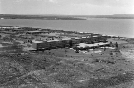 Vista aérea do Brasília Palace Hotel quando já concluído às margens do Lago Paranoá