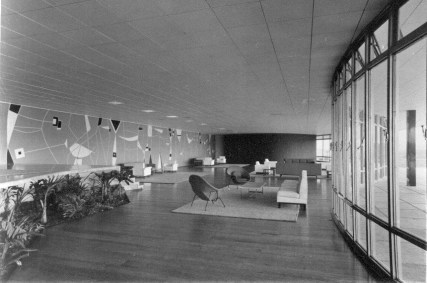 Salão interior do Brasília Palace Hotel com destaque para o painel pintado por Athos Bulcão