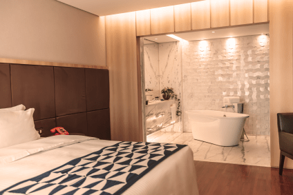 Cama e banheira da Suíte Oscar, no Brasília Palace Hotel, em Brasília