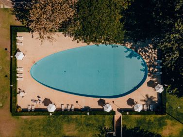 Imagem aérea da piscina de formato oval do Brasília Palace Hotel, em Brasília
