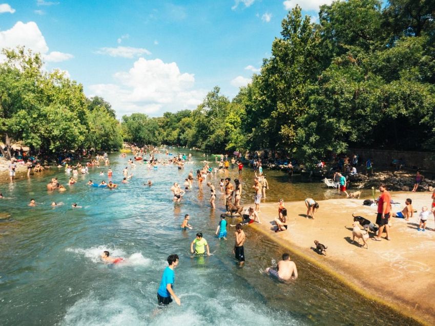 Barton Springs Pool é uma piscina recreativa ao ar livre com água de fontes naturais em Austin, no Texas / Unsplash