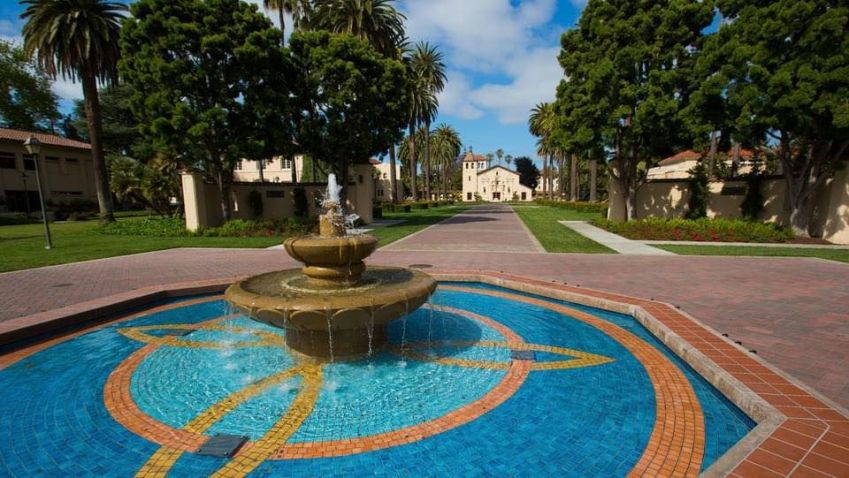O campus da universidade circunda a histórica Missão Santa Clara de Asís, igreja católica com construção datada em 1776 / Reprodução Facebook