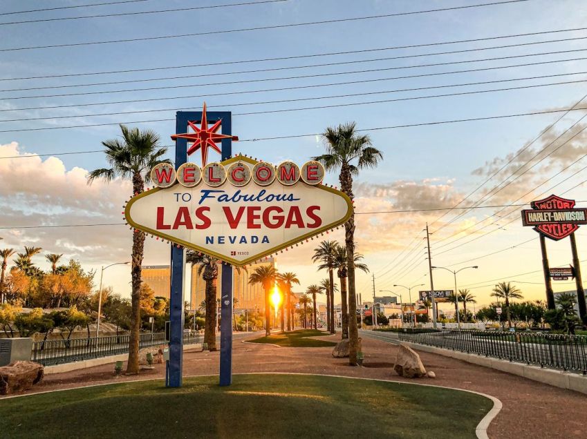 Para quase obrigatória, letreiro de Las Vegas dá boas vindas aos turistas que chegam na cidade / Unsplash