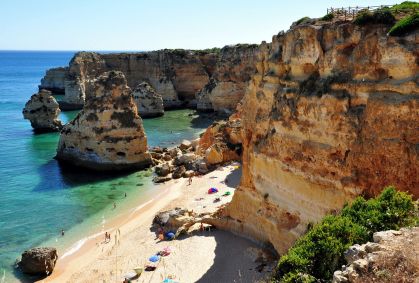 Praia da Marinha é uma das faixas de areia com falésias mais belas do Algarve