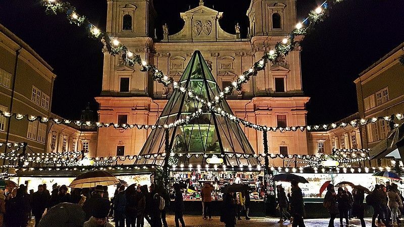 A cidade de Salzburg, na Áustria, oferece feira de Natal em meio a pontos históricos • Wikimedia commons