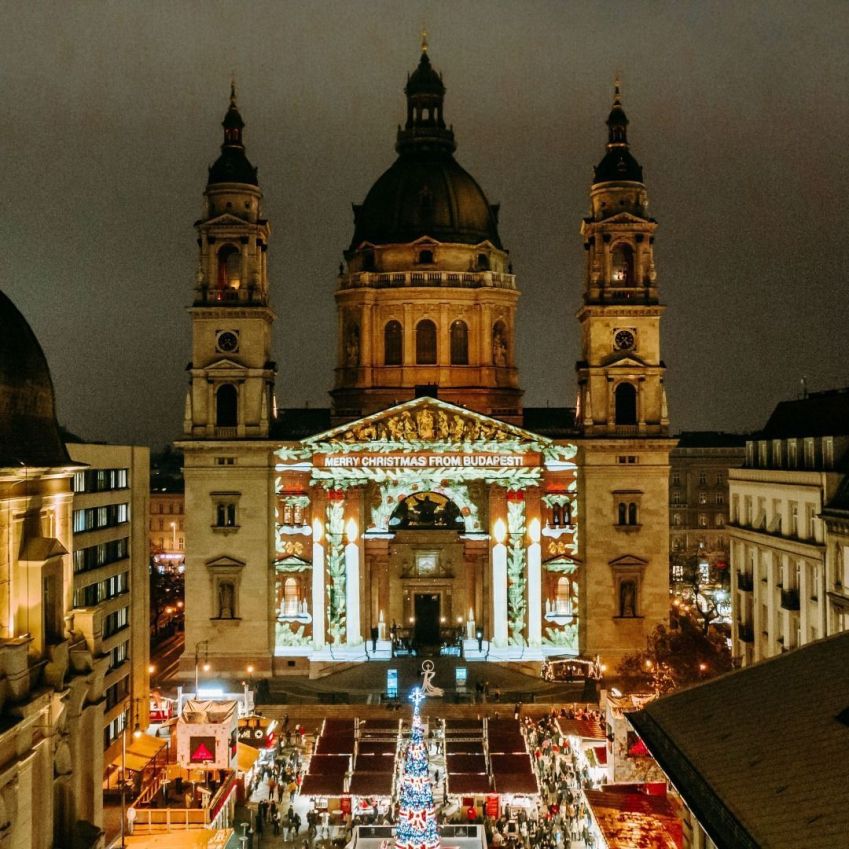 Advent Bazilika Market é uma das feiras mais famosas da Europa • Divulgação/Advent Bazilika Market