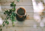 "Soneca com café" funciona melhor que um cochilo comum? Especialistas respondem