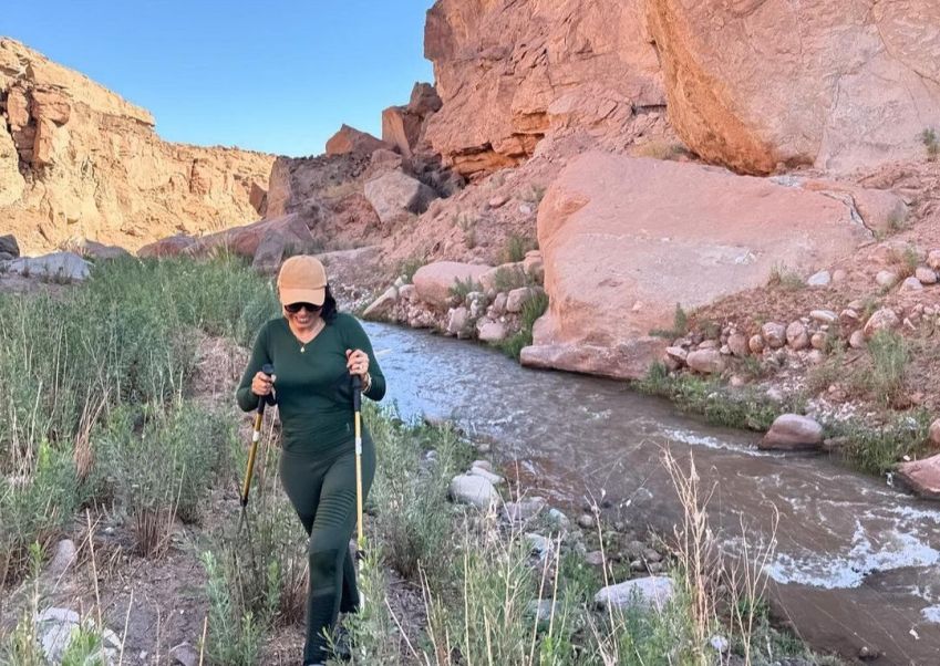 Daniela Filomeno em caminhada pela convergência do Rio Grande com o Rio Salado • CNN Viagem & Gastronomia
