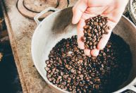 O famoso cafezinho diário: entenda se é um aliado ou vilão para a dor de cabeça