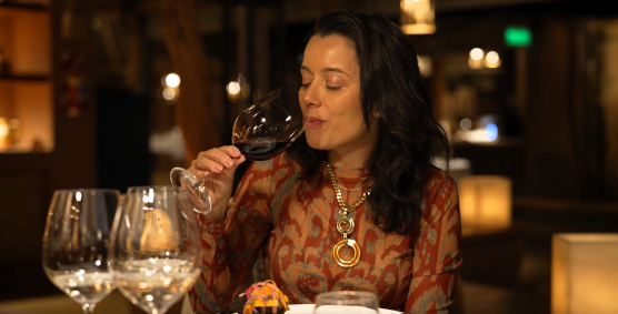 Daniela Filomeno degusta vinhos chilenos no jantar do Awasi Atacama