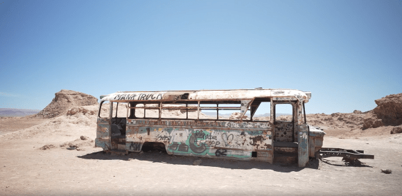 Ônibus abandonado no Deserto do Atacama, no Chile