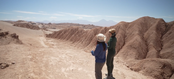 Daniela Filomeno e guia no Vallecito, no Deserto do Atacama, no Chile