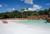 Resort no interior de São Paulo abre praia artificial com piscina de ondas