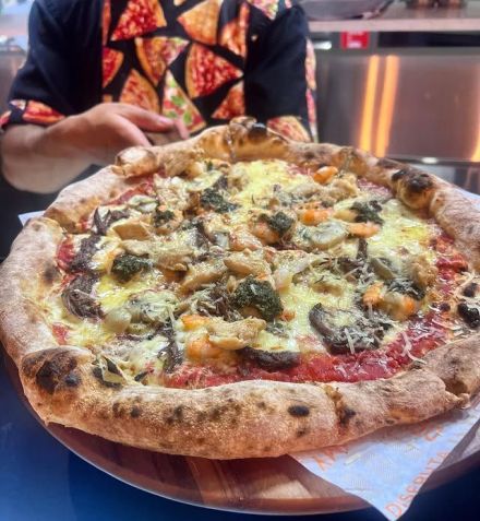 Pizzería La Manada tem pizzas artesanais e é ideal para encontro com os amigos • Instagram/Pizzeria y Trattoria