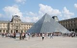 Entrada do Louvre, em Paris, um dos museus mais visitados do mundo