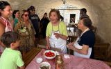 A vovó italiana Teresa Calia recebe clientes para uma visita guiada gastronômica