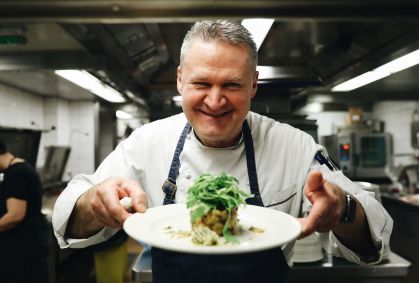 Chef László Csizmazia lidera o Menza, café e restaurante que serve pratos tradicionais da Hungria na área central de Budapeste